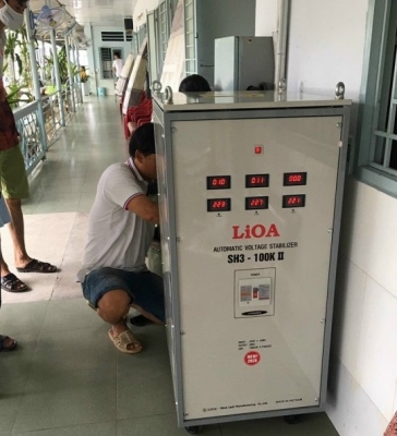 <ul>
	<li>Công ty lioa nhật linh sản xuất ổn áp lioa 3 pha 100KVA</li>
	<li>Mã sản phẩm sh3 100kii </li>
	<li>Điện áp vào input 260v-430v</li>
	<li>Điện áp ra output 380v 3 pha 1-3%</li>
</ul>

<p> </p>
