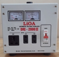 ổn áp lioa DRI 2000II là mẫu ổn áp mới nhất sản xuất từ năm 2018 với cải tiết về mẫu mà chất lượng sản phẩm tốt hơn ổn định hơn, an toàn hơn, giá cả hợp lý , được nhiều khách hàng lựa chọn dừng cho các thiết bị điện tử như dàn âm thanh ti vi tủ lạnh và thiết bị điện văn phòng như máy tính máy in